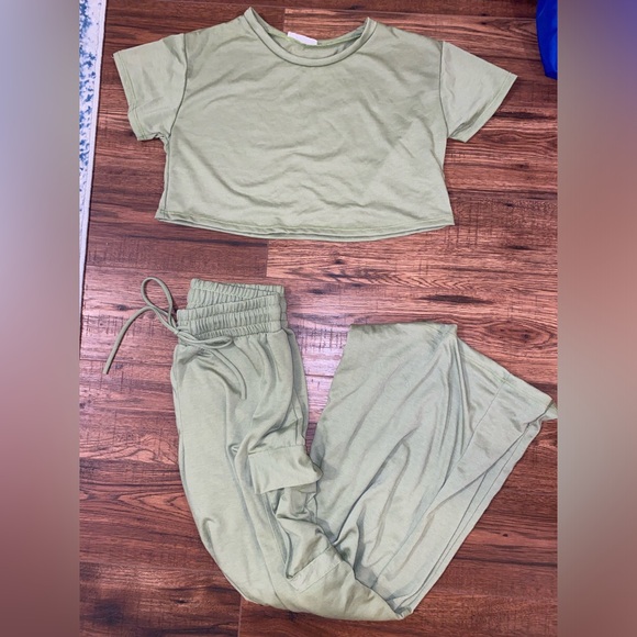 Butter soft lounge set in pear green - Picture 3 of 4